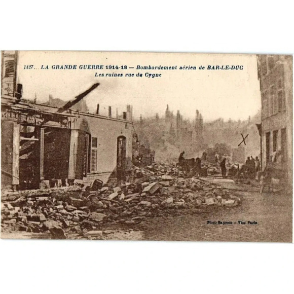 LA GRANDE GUERRE Bombardement aérien de BAR-LE-DUC ruines rue du Cygne Postcard - Picture 1 of 2